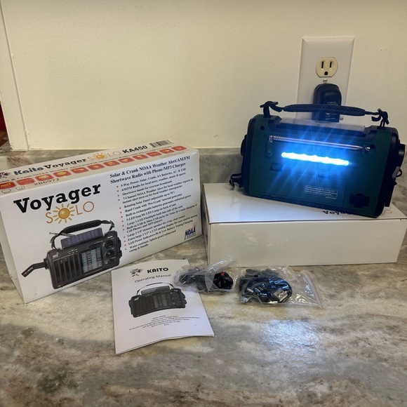 Kaito KA450 Voyager Solar Radio with LED Light - Picture 3 of 10